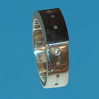 Zilveren ring met ebbenhout en zirkoon.