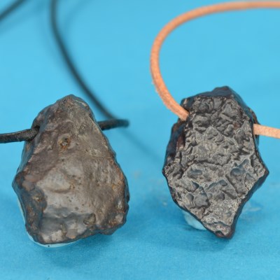 Tsesit stenen hanger aan zwart of licht bruin koord