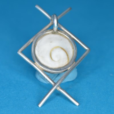 Zilveren hanger met in het midden een schelp