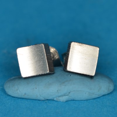 Vierkante zilveren oorbellen 